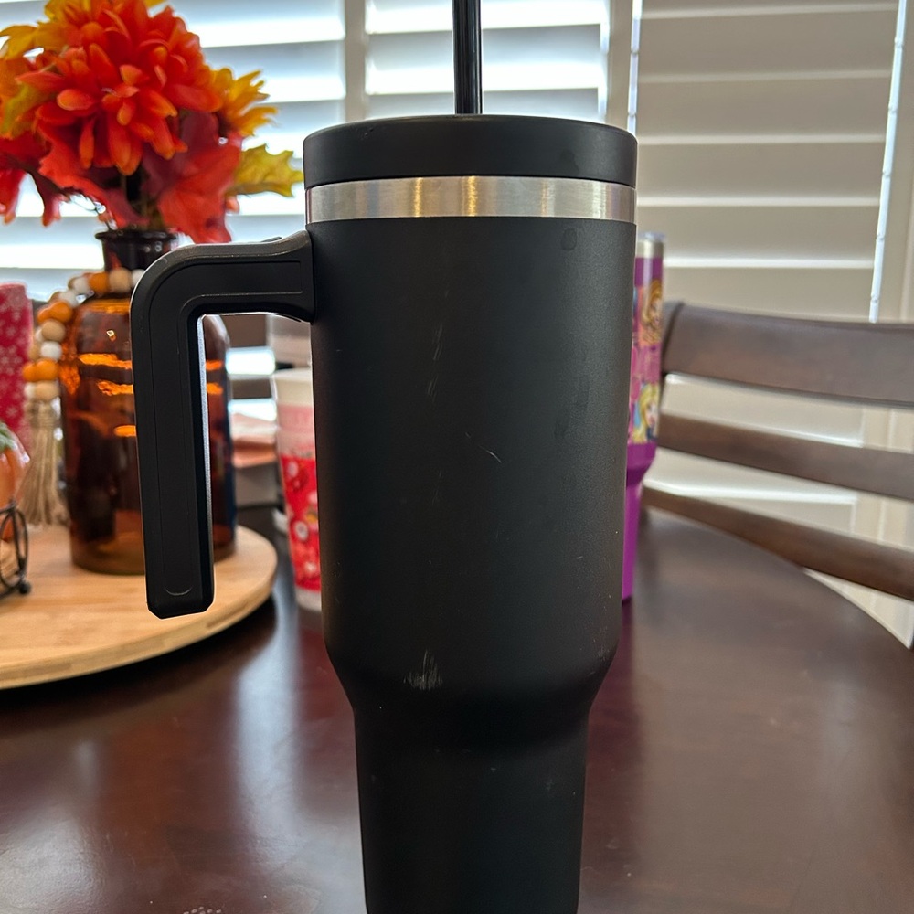 Black Insulated Hydrapeak Tumbler with Handle